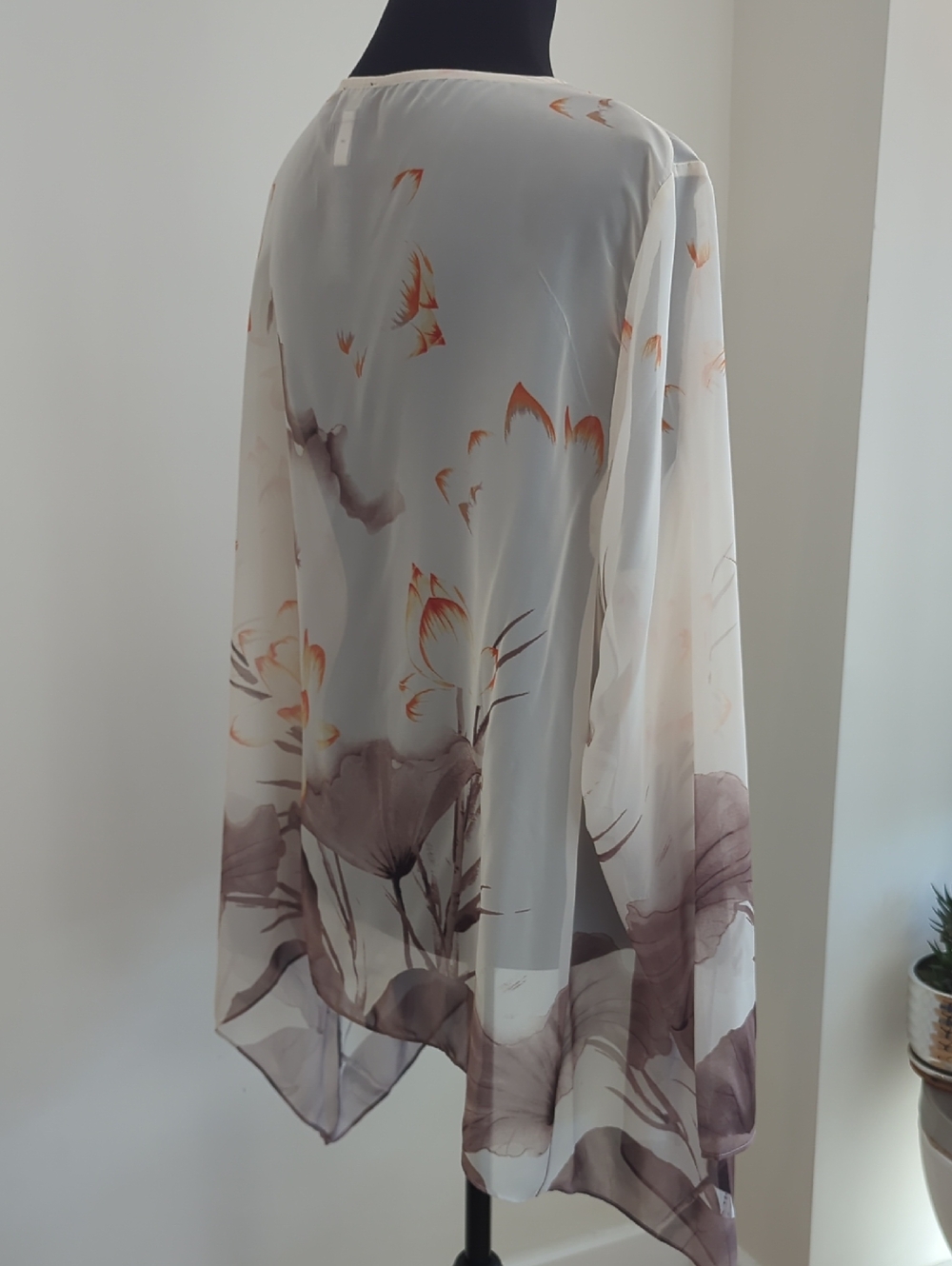 Chicos Travelers Sheer Watercolor Floral Handkerchief Hem Blouse Top SIZE 3 - Picture 7 of 8